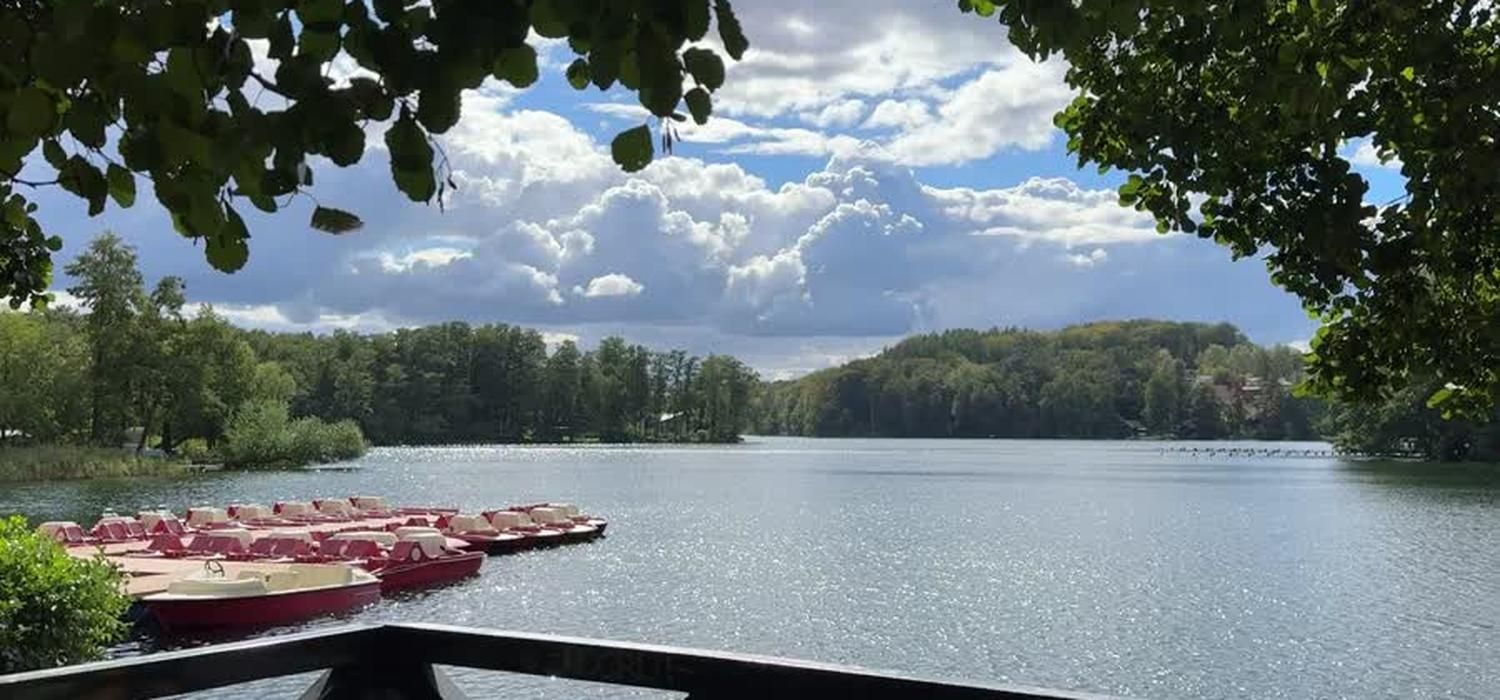 Jezioro Łagowskie z pomostem i rowerami wodnymi