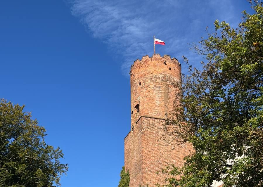 Wieża zamku joannitów w Łagowie z flagą na szczycie